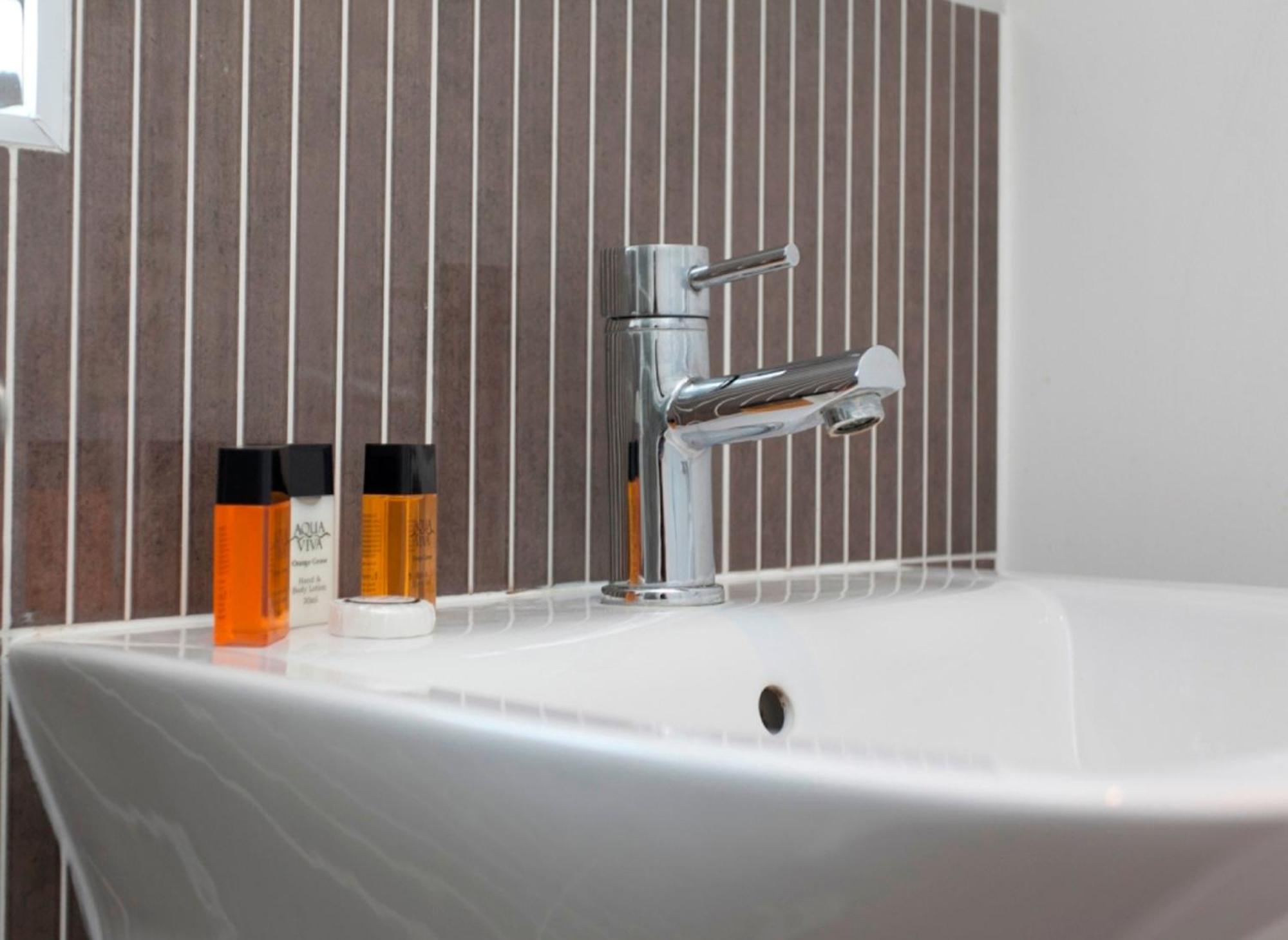 Dbs Serviced Apartments - The Coach House Castle Donington Room photo
